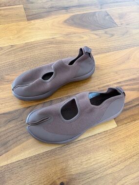 Tabi Brown Split-Toe Slip-On Knit Sneakers Sz 7.5